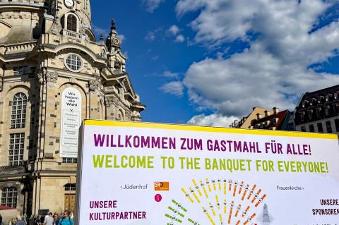 Gastmahl Dresden 2026 – Impressionen vom Neumarkt, Tafel der Partner und Institutionen im Anschnitt, im Hintergrund die Frauenkirche