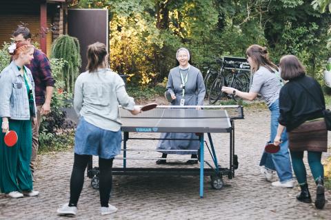 Eindrücke vom Hausfest des St. Joseph-Stift, hier: Sommerfest in der Saloppe, mehrere Mitarbeitende beim Tischtennisspiel, mittendrin und im Fokus: Schwester M. Aurelia, Seelsorgerin in Krankenhaus und Marien-Hospiz.
