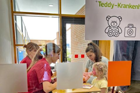 Blick in den Glaskasten, wo sich das Teddykrankenhaus mit versierten Ärztinnen und Pflegepersonal um die erkrankten und verletzten Kuscheltiere der Kinder kümmert.