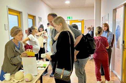 Beratung an den Infoständen im Foyer anlässlich des "Tag der offenen Tür" in der Geburtshilfe; Besucherinnen und Besucher informieren sich bei Fachpersonal (Ärztinnen, Pflege, Hebammen, ...).