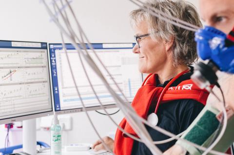 Dr. med. Aniko Sass, Sportmedizinerin am St. Joseph-Stift, während einer sportmedizinischen Untersuchung.